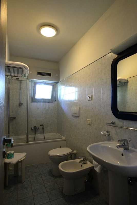 Hotel Giulio Cesare Cinquale Bagian luar foto