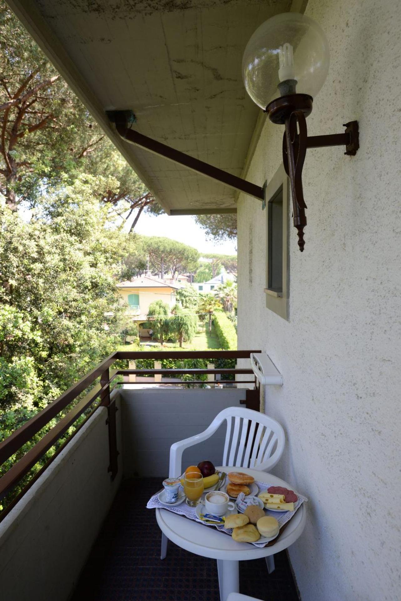 Hotel Giulio Cesare Cinquale Bagian luar foto