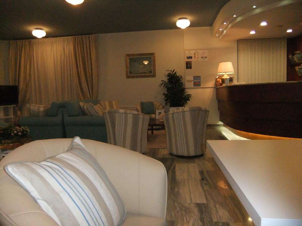 Hotel Giulio Cesare Cinquale Bagian luar foto