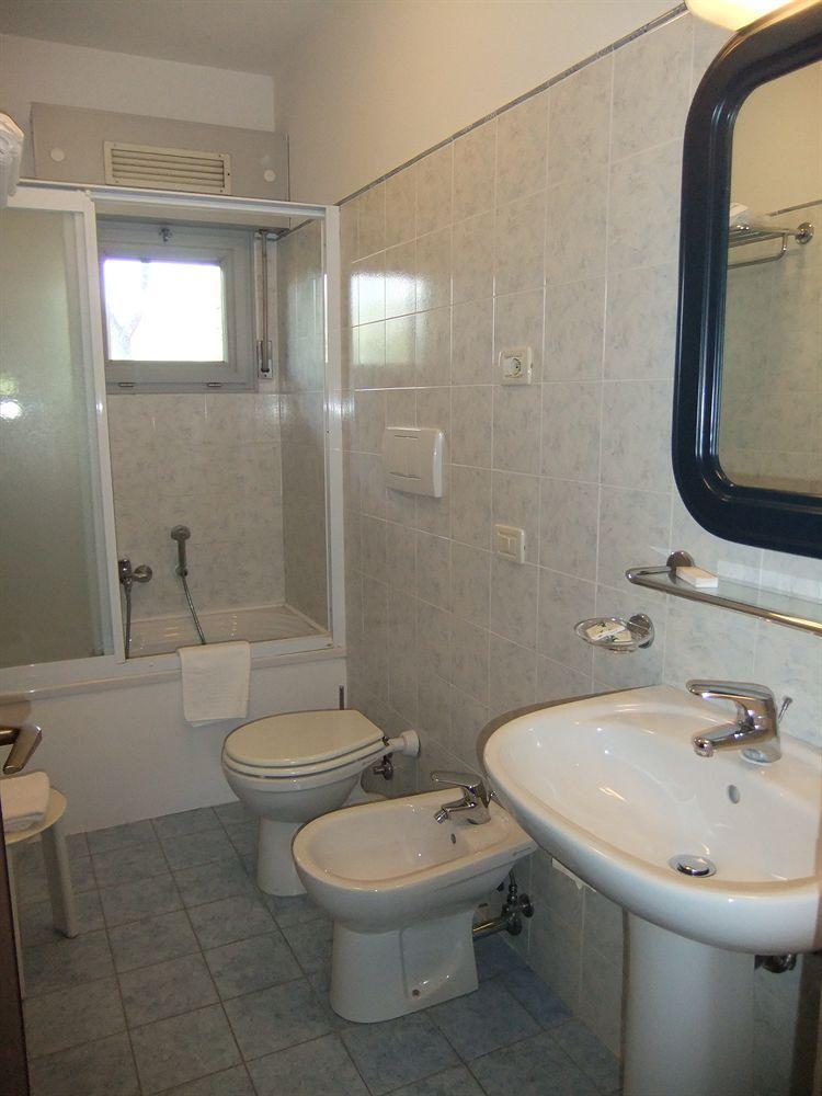 Hotel Giulio Cesare Cinquale Bagian luar foto