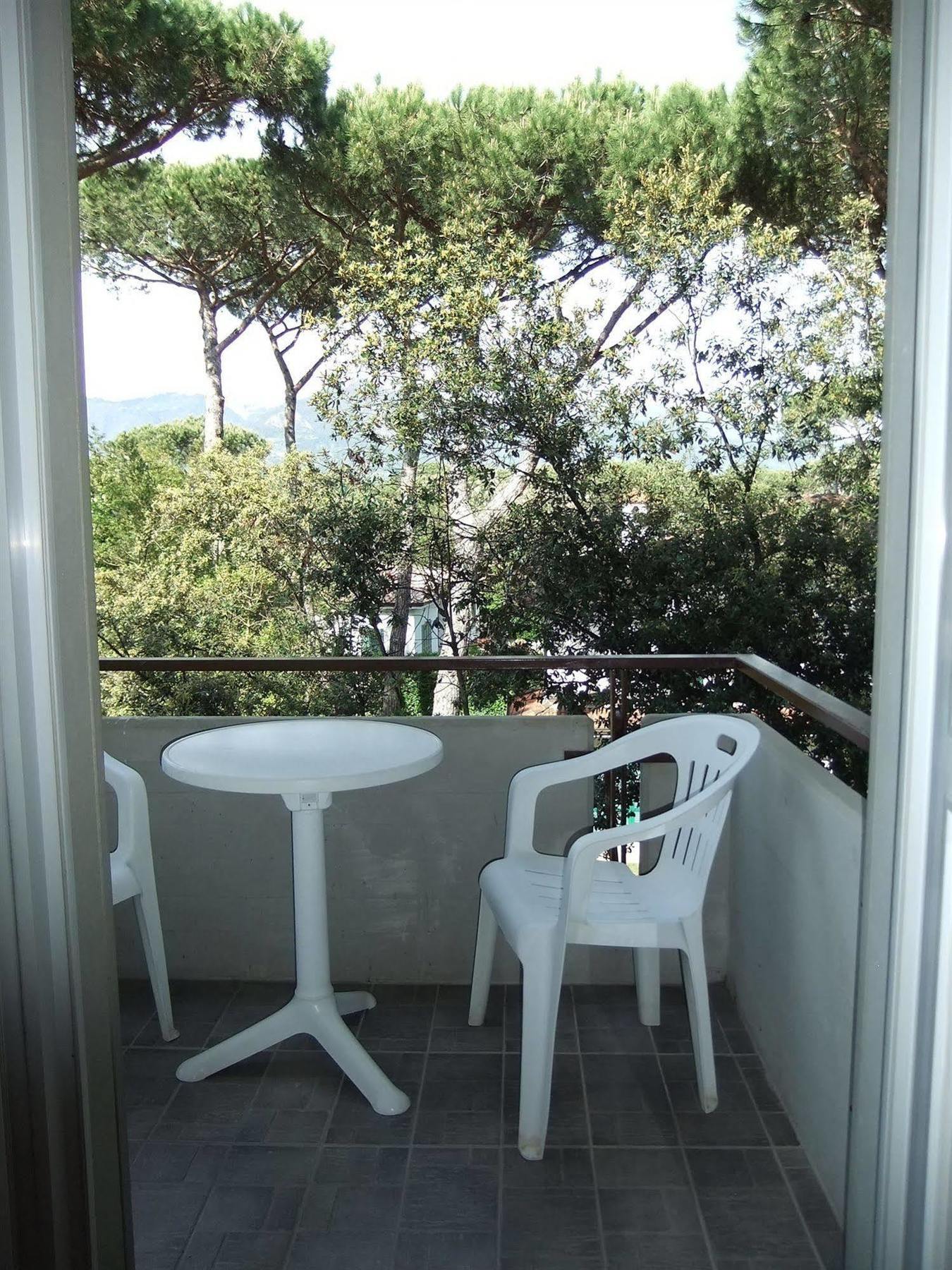 Hotel Giulio Cesare Cinquale Bagian luar foto