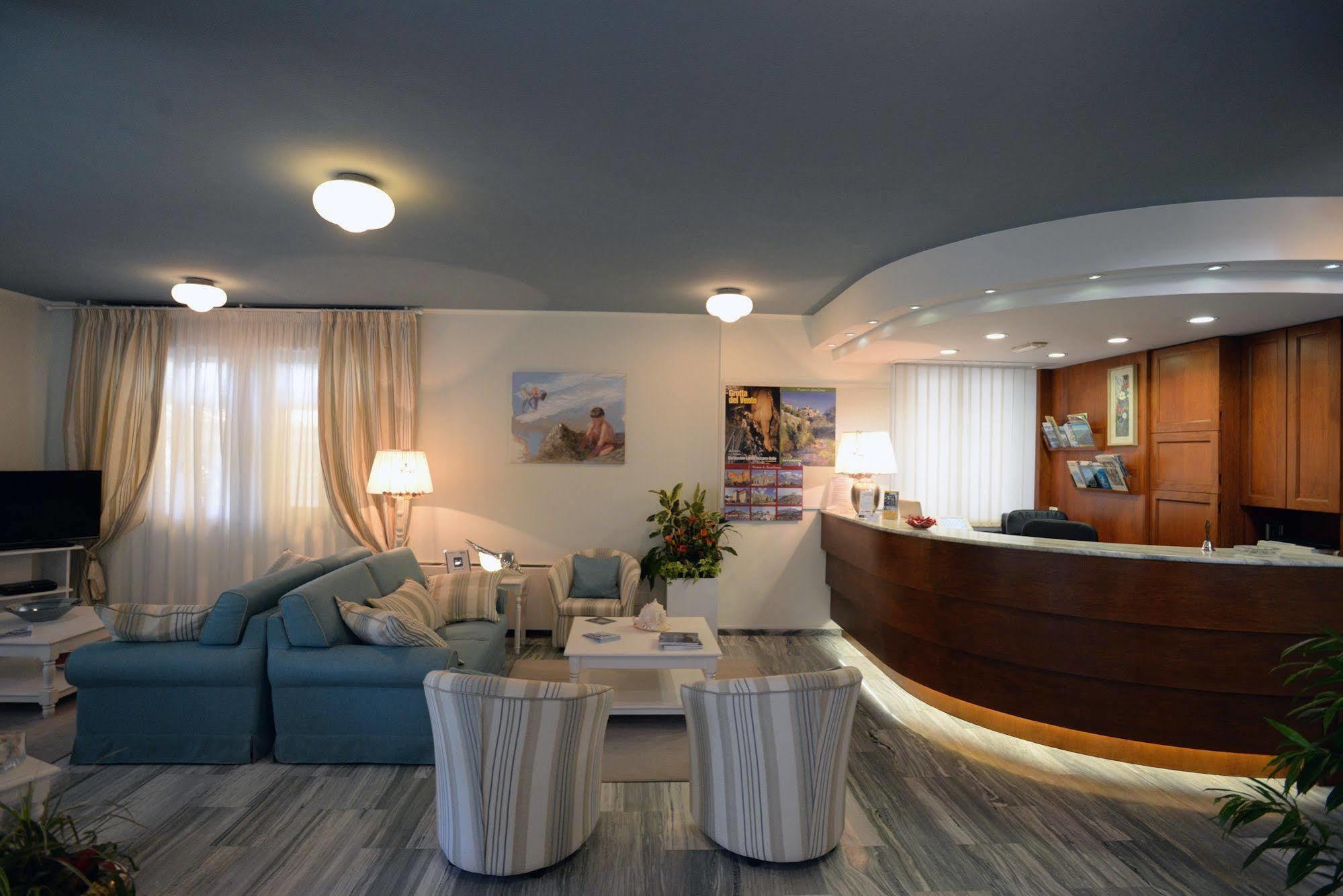 Hotel Giulio Cesare Cinquale Bagian luar foto