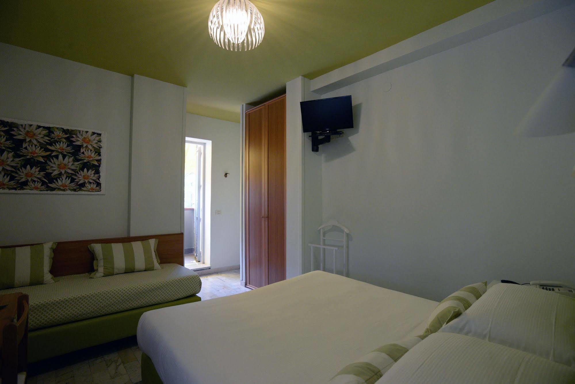 Hotel Giulio Cesare Cinquale Bagian luar foto