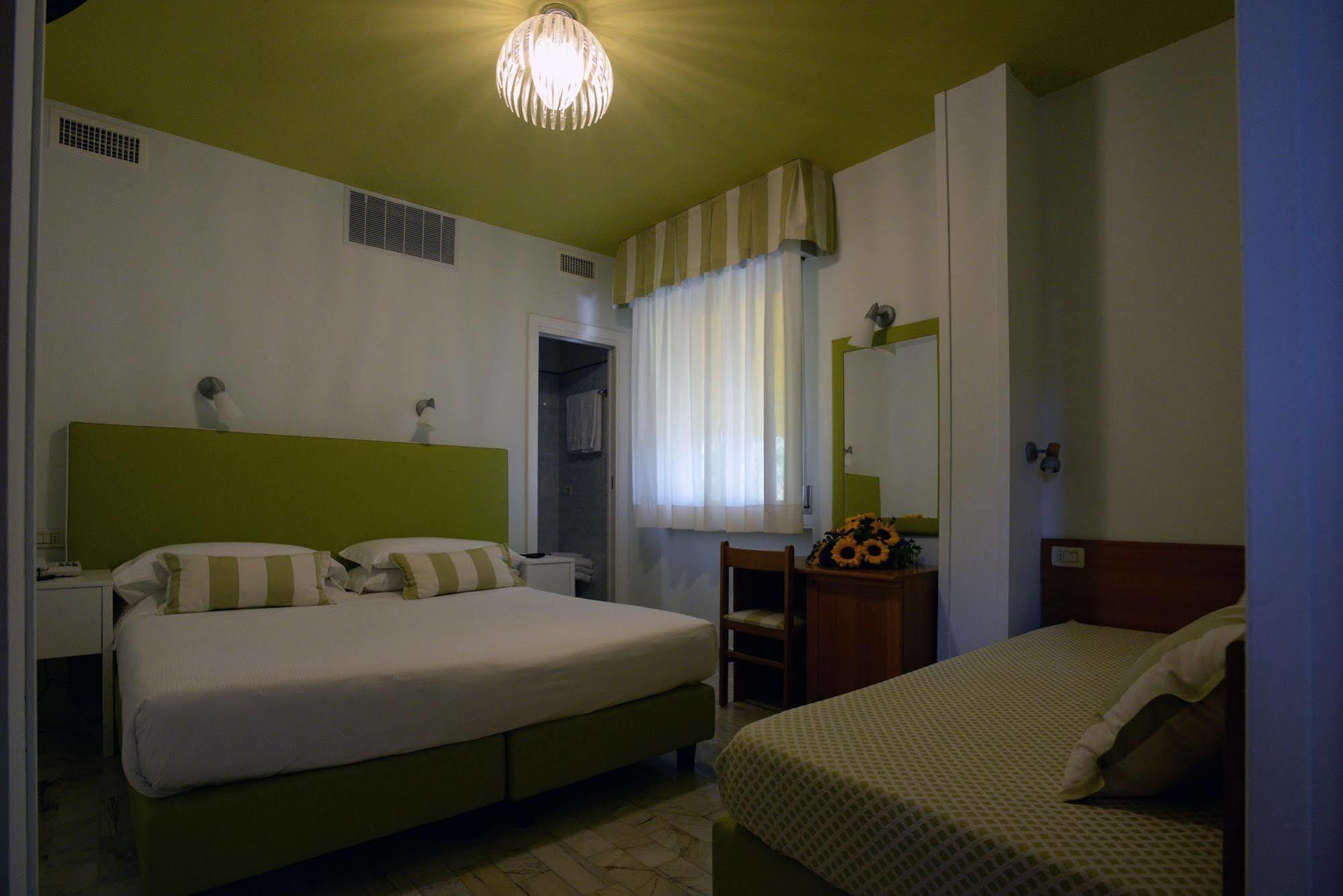 Hotel Giulio Cesare Cinquale Bagian luar foto