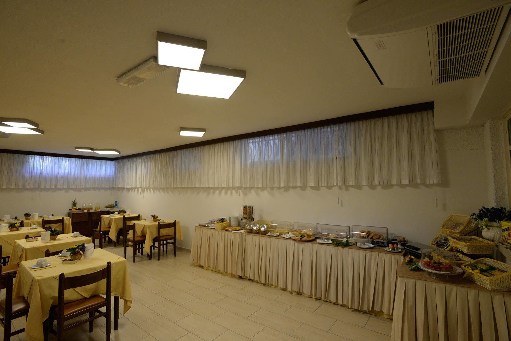 Hotel Giulio Cesare Cinquale Bagian luar foto